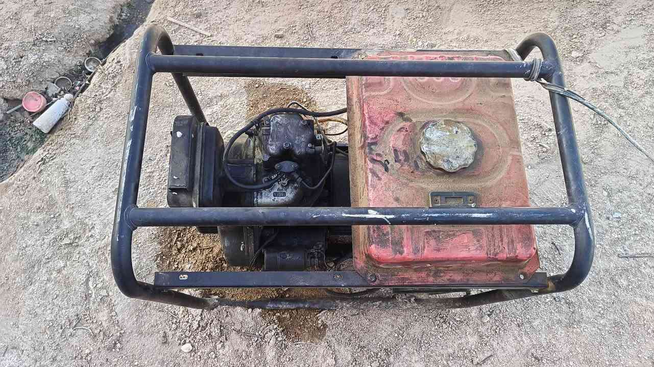اثنين مولدات للبيع وحده كاما 5كيفي 30انمبير مابيه شي المولده شغاله رايده 350وبيه مجال شويه والثانيه بانزين من القديمات شغاله وشرط تحول سعره 100
***********
