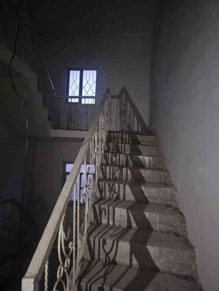 دار للايجار 
المساحة ٢٤٠م طابقين يحتوي على ٣غرف نوم ،مطبخ،صالة كبيره،كليدور،صحيات داخلية وخارجية

الموقع//الكفائات من جهة شارع كربلاء مقابل شارع ٨٠ ،البيت ركن يطل على ساحة 

قيمة الايجار ٣٥٠ 

للاستفسار:***********
***********

مكتب الزركاني للعقار
شارع ٨٠ قرب القبة الذهبية
بيع_شراء_تعقيب
