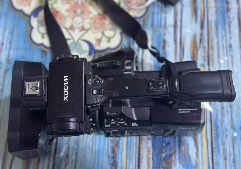 للبيع كاميرا سوني xdcam   pm 160 تشتغل قنوات او تفيد اعراس قاعة للبيع تصوير فيديو احترافي نضام بث sd و فول HD ونضيفه مكفوله من تصليح مع بطارية عدد 2 ورام مكان بغداد سعر مليون ثلاث مئه للتواصل على رقم ***********
