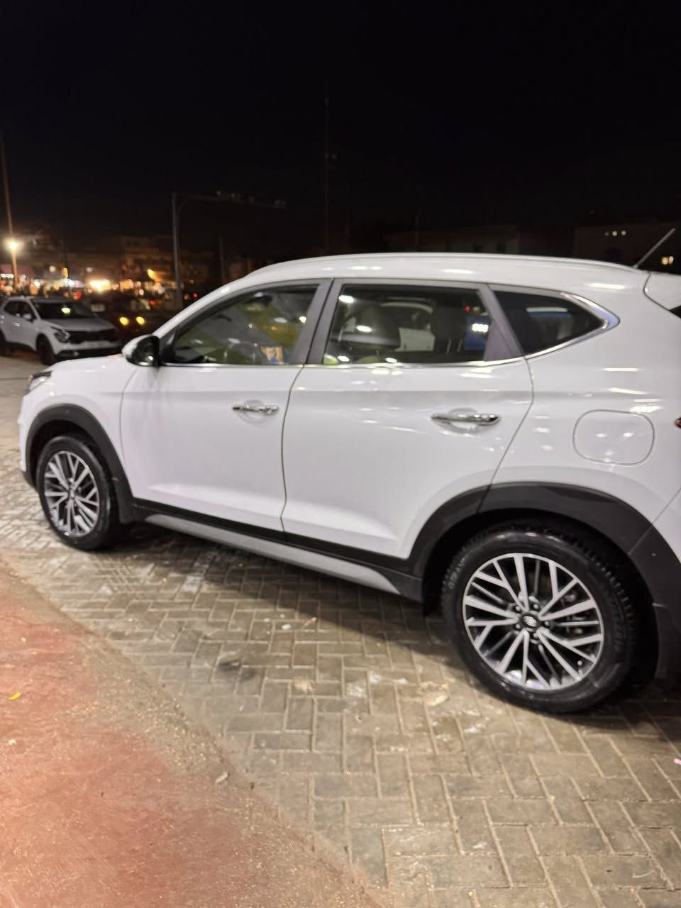 السلام عليكم
توسان 2020 خليجي شركه الكاصد مكفوله كفاله عامة من الصبغ فقط بارد صغير كد شبر سياره وضع الشركه برغي ممفتوح بيها مكينه وكير وضع الشركه صدر امامي وخلفي وضع شركه تراي ليعجبك  سياره ماشيه 63 حقيقي وعل فحص ولزكات شركه بعدهن بيهه   وكتلوكات شركه بعدهن  بيهه سياره زيرو بعدهه بوضع الشركه لوك جديد 
بصمه لاخ سياره جديد جدا مواصفات 
كشنات كهرباء عدد 2
بصمه تشغيل 
بصمه ابواب 
لايت عدستين زنون 
بكلايت آيل ايدي 
شاحن ايفون بدون واير
وشاحن يو اس بي
حساس امامي وخلفي 
كامره خلفي دواره 
خمس ويل كب
دوشمة جلد اصلية توسان 
تبريد قطعتين 
مري شفط 
لد نهاري 
سايد بريك باليد
تحكم ستيرن جهتين
ايكو اقتصاد بانزين
شاشه اصلية وايفاي لمس
مكينه 2000 دوش لمرغوب 
باقي مواصفات توسان معروفه رقم بغداد دولي جديد هزه جديده سنويه بسمي مجدده  اتصا *********** مكاني بغداد السعر ٢١٣$ والشراي خادم اله
