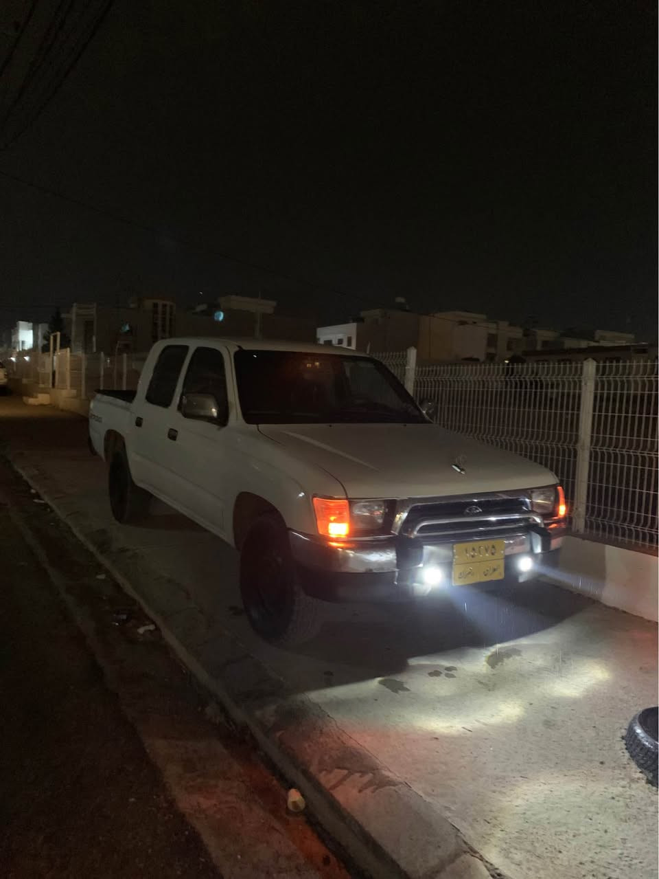 تويوتا محسن ٢٠٠١كه و دسه نه ويدا كريه ١٩٩٧ و چار جام كاره باى. ده بل چه كمه جه. داخلى سور. گئر و مه كينه و ته بريد و هيته ر هه مى بشه رتن سياره سه ر وه زعئ شه ريكئ يه صبغ حه رفL ره خئ سايقى چ زه ربئن قه وى تيدانينن. غرامه ٨٣٠٠٠٠هزار ل سه رن دئ ژ به ر سعرئ ئيخين. 
سعر. ٧٠$مه جال
*********** دهوك, العراق
