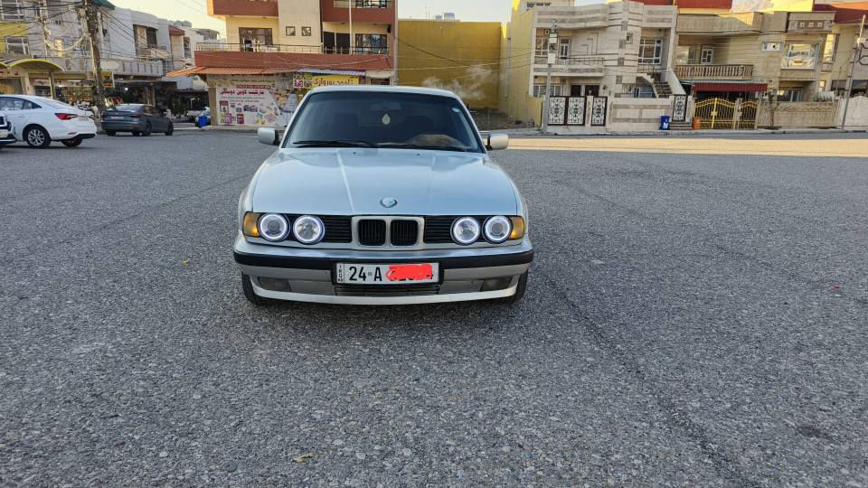 bmw 525i 1993 
گيرو مكينه شه رت  
ئوتوماتيك سلايد سلايد ديجيتال 
عام بخ بو جواني 
تايره ويل ڤه جديد شريكه 
رقم سنوي هزه جديد
*********** شيخان, نينوى
