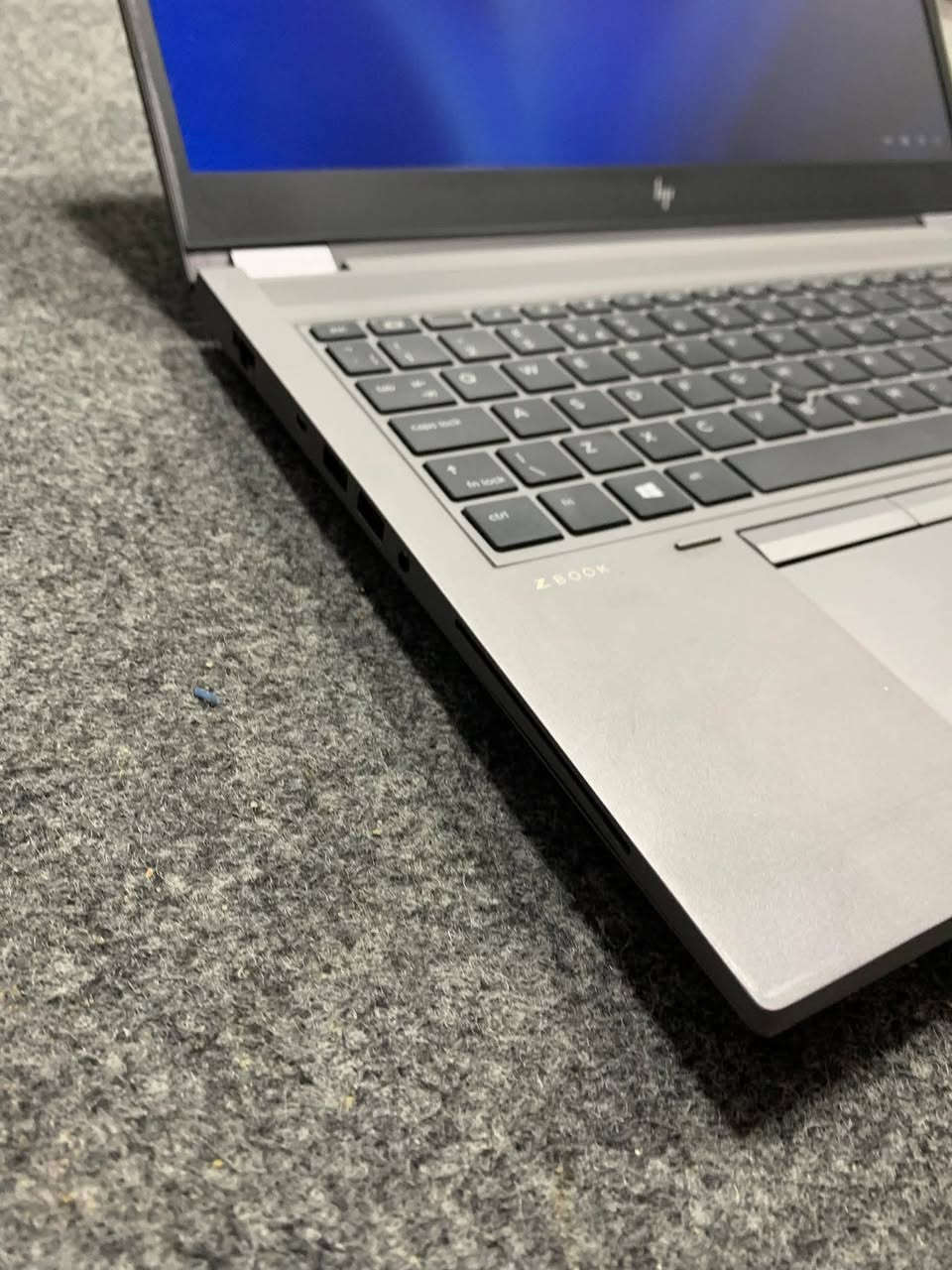 لابتوب HP ZBook Fury 15 G7 للبيع 
مناسب جداً لأعمال التصميم الهندسي وبرامج مثل AutoCAD وRevit بفضل كرت Quadro
قوي في المونتاج وتحرير الفيديو بدقة 1080p وحتى 4K بشكل جيد
ممتاز للبرمجة الثقيلة وتشغيل عدة برامج ومحاكيات بنفس الوقت
يناسب الأعمال المكتبية والدراسة وتعدد المهام بدون أي بطء
يشغل الألعاب المتوسطة إلى القوية لكن ليس مخصص للألعاب بشكل أساسي
HP ZBook Fury 15 G7
i7 10th H 2.70GHz 12CPUs
16 GB DDR4 2667 1 of 4
512 GB - SSD 
Intel (R) UHD Graphics 8 GB
NVIDIA Quadro T2000 with Max-Q Design 4GB
كيبوردها ليزري ضوئي AE
دقة الشاشة FHD
عدد القطع 1 
السعر  780 الف 
يوجد توصيل


**إذا كنت صاحب هذا الإعلان وتريد حذفه لأي سبب، رجاءا أرسل رسالة إلى الدعم الفني**