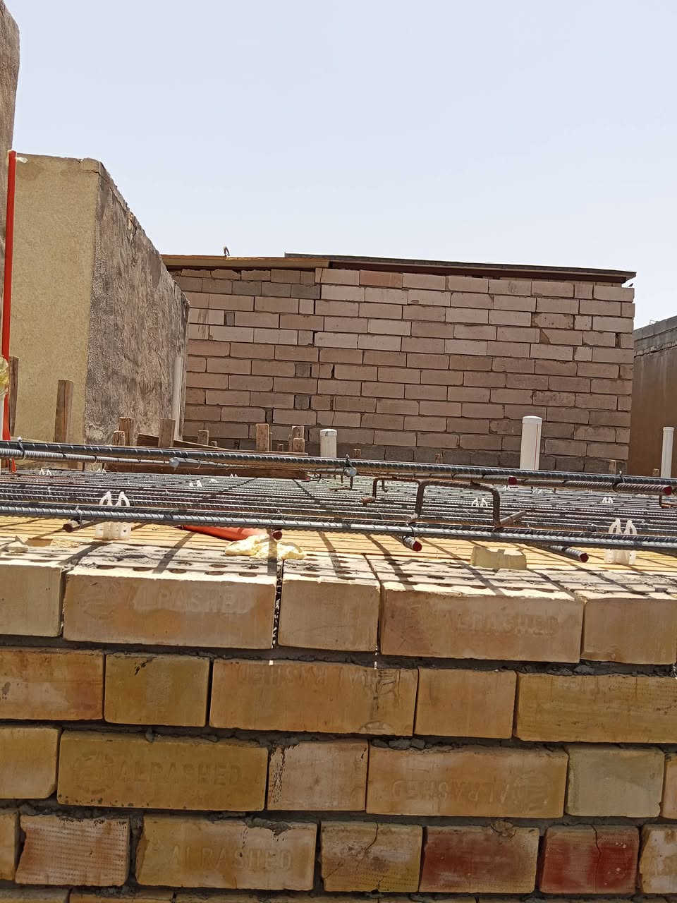 تم بفضل الله تعالى وبركاته صب سطح مساحته 100 متر في القبله حي الشهداء التوفيق للجميع ان شاء الله اخوكم احمد النجار لجميع اعمال النجاره والتسليح والصب ***********
