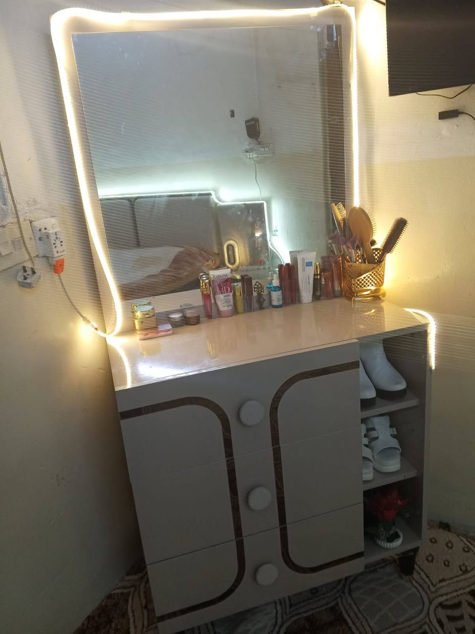 السلام عليكم عندي هذا الاخشاب تركي البيع ماله السعر 750,000 بدون دوشك استعماله شهر واحد فقط العنوان موصل حي التامين الحاب ياخذوا احط لكم الرقم‏‪***********‬‏
