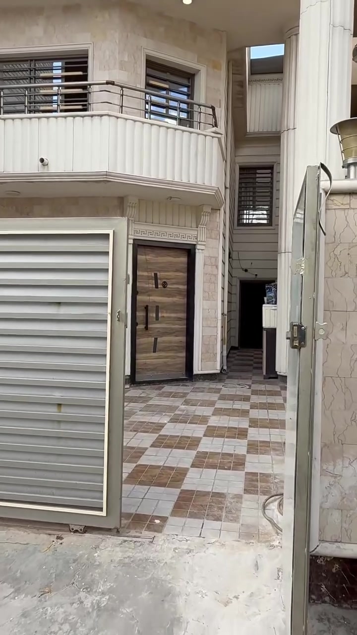 دار للبيع بغداد
دار للبيت مساحة ١٥٠ متر
واجهة ٦ نزال ٢٥
البيت معمر تعمير كامل سنة ٢٠١٩
الموقع حي الجهاد ديوان الضباط
قرب جامع محمد رسول الله 
ثاني فرع عن الشارع العام
محتويات المنزل
الطابق الاول:
كراج مطبخ صالة حمام منور وغرفة نوم
الطابق الثاني: ٣ غرف نوم + حمام
ارضية الطابق الاول مرمر يماني
وارضية الطابق الثاني بورسلين
للتواصل مع صاحب الدار ***********
يتوفر واتساب
