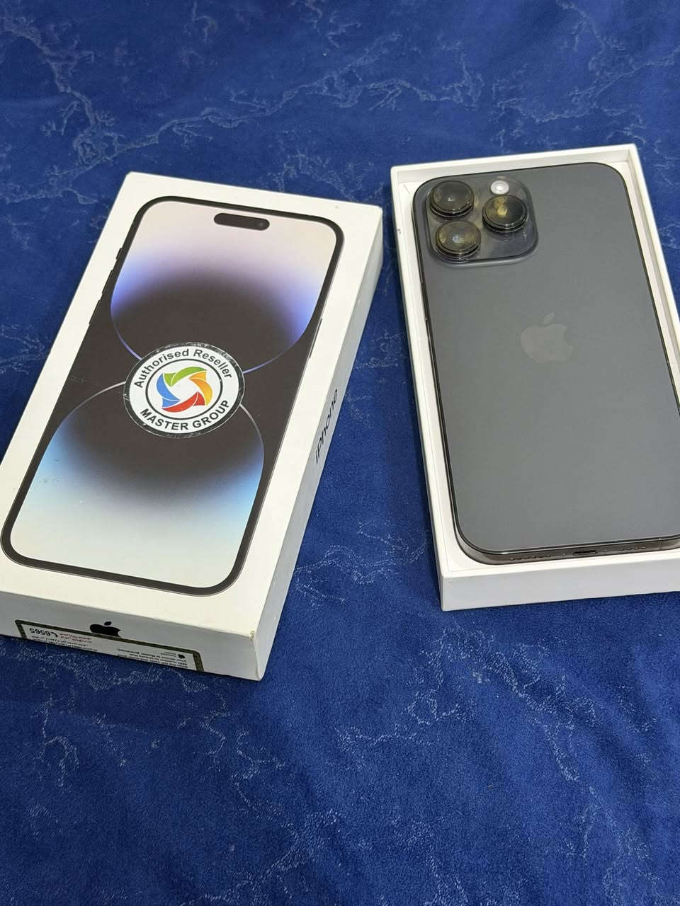 السلام عليكم،ايفون 14 pro Max ￼للبيع، التلفون ماستر اخذته من ￼ bubble￼￼ store اول ما نزل كارتون وكلشي وكاله مال ابل،￼ شرق اوسط بطاريه 83، 256 گيگا بايت بس الحواف مشخطه قليل بسبب الكفر بي حواف السعر 850الف🔥***********
