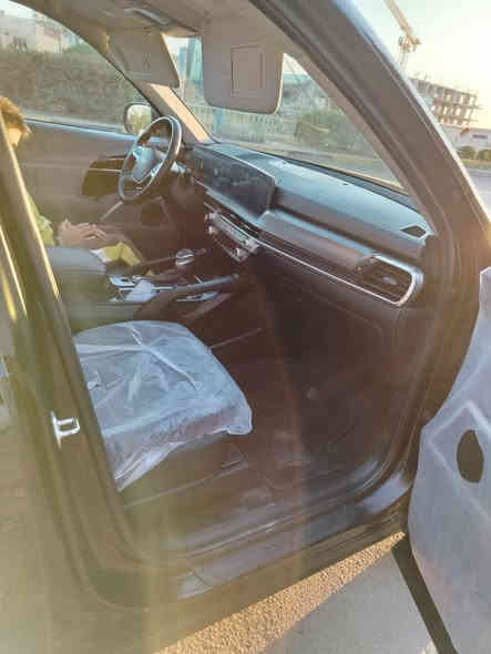 كيا تولرايد ٢٠٢٤ مكينه ٣٨٠٠  ماشيه ٧٠٠٠ اخت زيرو بدون رقم سعرها ٣٠٥ ***********  حادث خفيف صبغ بس باب بصف سايق قطعه وحده فقط
