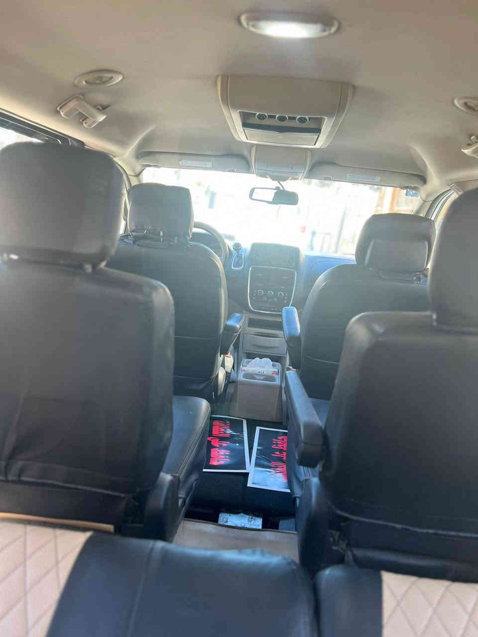 السلام عليكم 
دوج كرفان ابيض رقم بغداد باسمي موديل 2014
حادثها باب الخلفي مع الجاملغ الخلفي 
بيها منظومة غاز 80 لتر 
ارضية وكشنات مدوشمة
تشغيل عن بعد 
سيارة جاهزة من كل شي
كير ومحرك وحدادية
سنويتها 2028
مكاني بغداد المشتل 
السعر 155 
للاستفسار خاص او التواصل على الارقام
*********** /*********** بيهن واتساب
