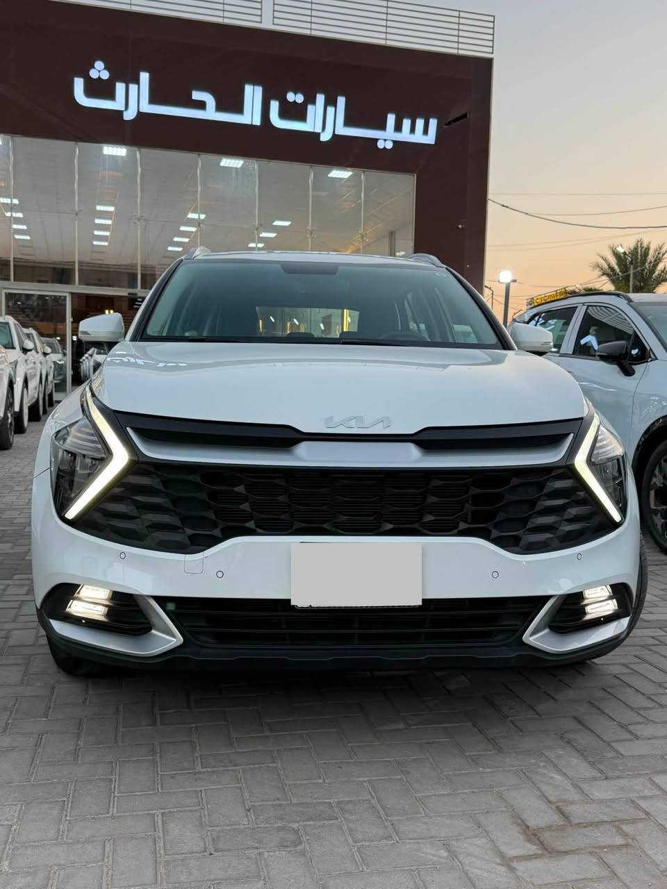 � للبيع – كيا سبورتج 2025 خليجي 🔥
رقم بغداد | بحالة الوكالة

✅ عداد: 10,000 كم فقط.
✅ استخدام شخصي وخفيف جدًا، وما زالت على وضع الشركة.

🔹 الكفالة: مكفولة كفالة عامة من الصبغ والبارد، باستثناء شخط بسيط في الجاملغ  الخلفي.

أبرز المواصفات:
⭐ نظام ترحيب.
⭐ بصمة أبواب + بصمة تشغيل.
⭐ تشغيل عن بُعد.
⭐ صندوق خلفي كهربائي.
⭐ مقاعد كهربائية مع التدفئة.
⭐ مقود (ستيرن) مدفأ.
⭐ تبريد مزدوج (قطعتان).
⭐ حساسات أمامية وخلفية.
⭐ رادار جانبي مع إشارات تحذيرية في المرايا.
⭐ والعديد من المواصفات الأخرى.

💰 السعر المطلوب: 33,500,000 دينار عراقي.

📍 الموقع: بغداد – معارض النهضة.

📞 للاستفسار: ***********

#كيا_سبورتج #سبورتج_2025 #سيارات_بغداد #معارض_النهضة #سيارات_العراق #بيع_وشراء_السيارات #KiaSportage #الحارث_للسيارات
