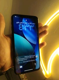 عندي آيفون بحالة جيدة مع شاشة بحواف نظيفة، حافظته ممتازة ويعمل بشكل كا...