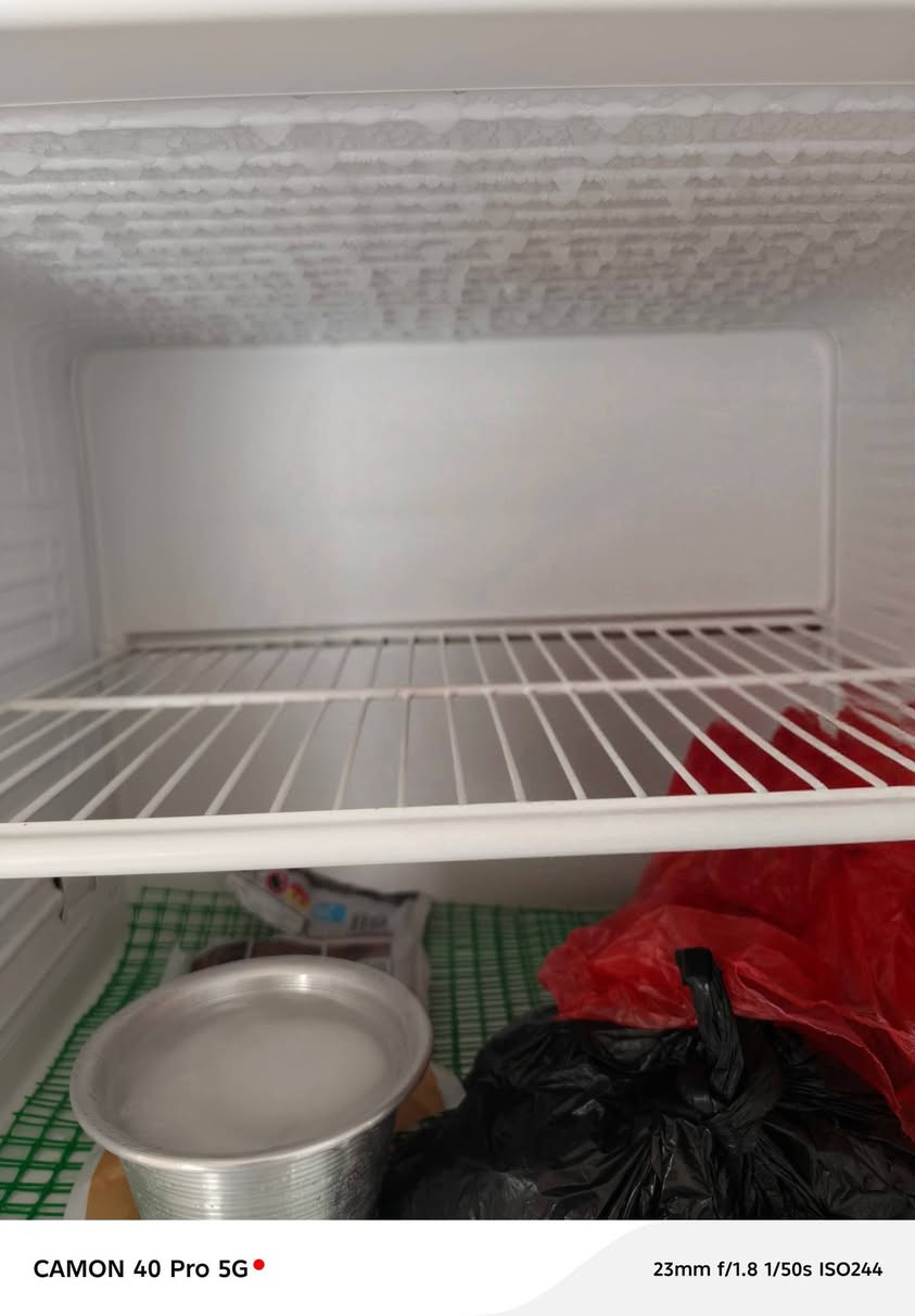 ثلاجه للبيع السعر 300 وبيها مجال ثلاجه نظيفه كلش مستخدمه سته اشهر العنوان النجف الحولي عمود 230 قرب الصاعده مال المقبره*********** الخاص مفتوح
