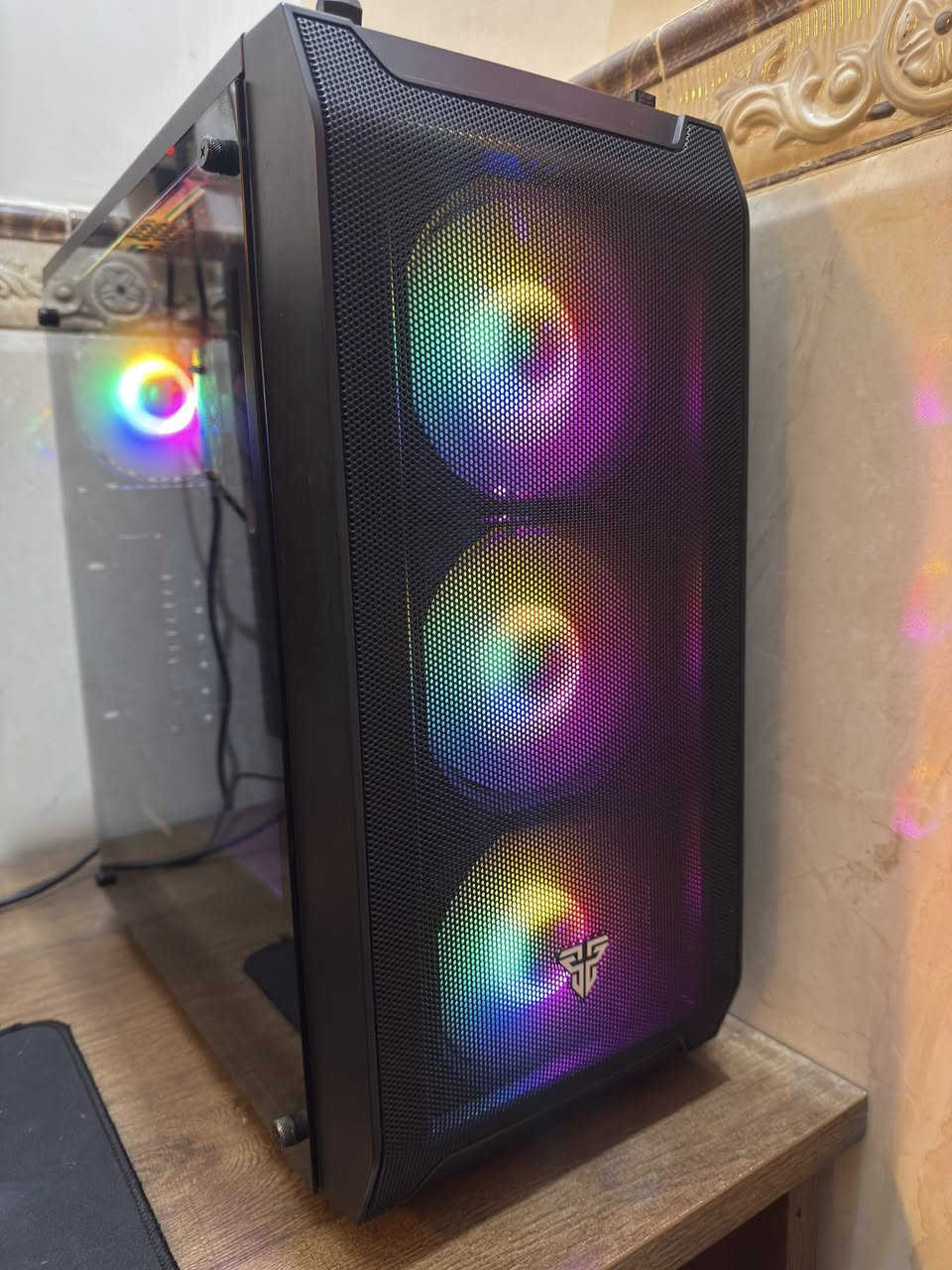 سلام عليكم حاسبة PC للبيع بدون كرت شاشة
الموصفات :
CPU : R5 3350G pro
Motherboard : b450 tomahawk max
Ram : 16GB G.SKILL ddr4 3200
SSD : 256GB 
Power supply : thermaltake 650W 
COOLER: DEEPCOOL
التجميعة كلش نظيفة واستعمال قليل السعر 500 ألف وبيها مجال رقم التليفون *********** للتواصل
