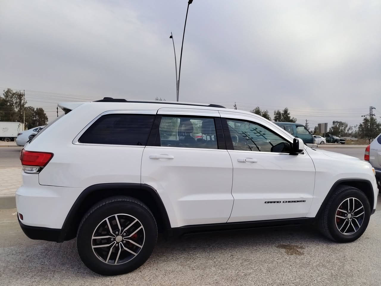 جيب 2019 امريكي
لأريدو 

بدون حادث بيها فقط بارد

فول عدا فتحه 

دوسات ترحيب 

جنطه كهرباء 

كشن كهرباء

كشنات جلد 

كشنات تدفئه 

فور ويل

شاشه كبيره 

سياره جديده ونضيفه 

محور غاز 

رقم اربيل

مكان السياره ديالى 

☎️ ***********
