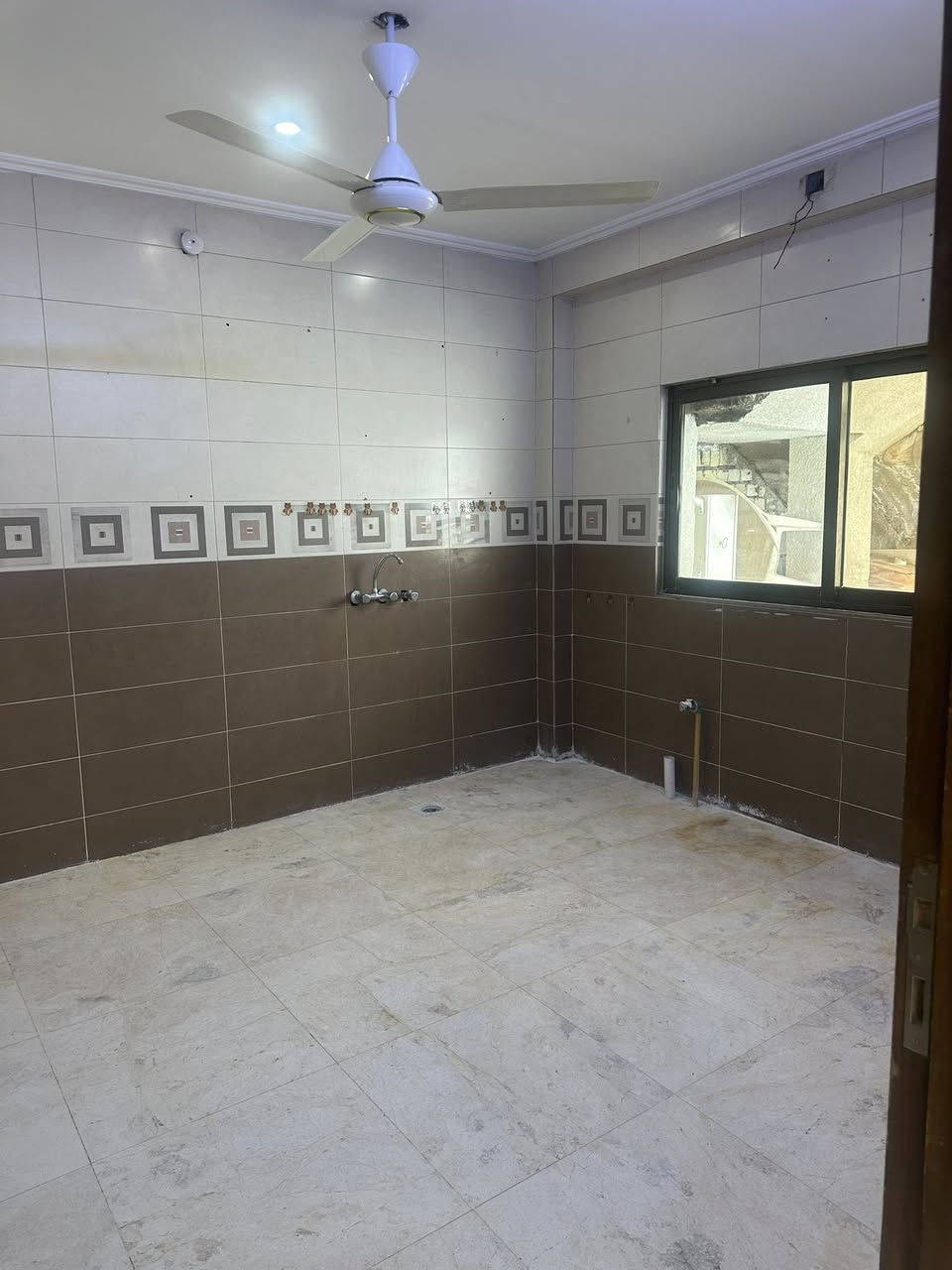 دار للايجار طابق ارضي مغزول مساحة260 متر   في الكرادة قرب كنيسة ماريوسف يحتوي 3 نوم وصالة وهول داخلي و3 حمام      تواصل على الارقام ***********      *********** ايجار للعوائل اوشركات
