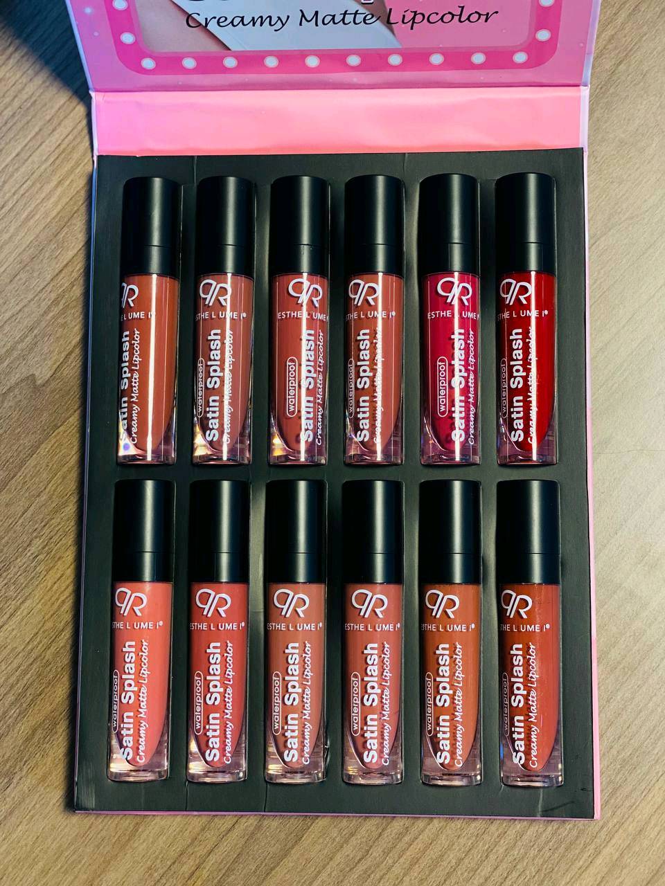 سيت حمر سائلة❤️ من كولدن روز 🌸
يجنن هل سيت بمعنى الكلمة 😍♥️
12 قلم حمرة ثابته وابد ماتشقق الشفه جميلة وسهلة الدمج 😘
سيت حمرة متكامل بكل التدرجات الوانه الجميلة ♥️
كواليتي فووول 👌
يعني جمال الوانها ميختلفون عليها ثنين ثباتيتها عاليه يعني من احلى انواع الحمر كـ كوالتي عالي 

سعر السيت 15 الاف