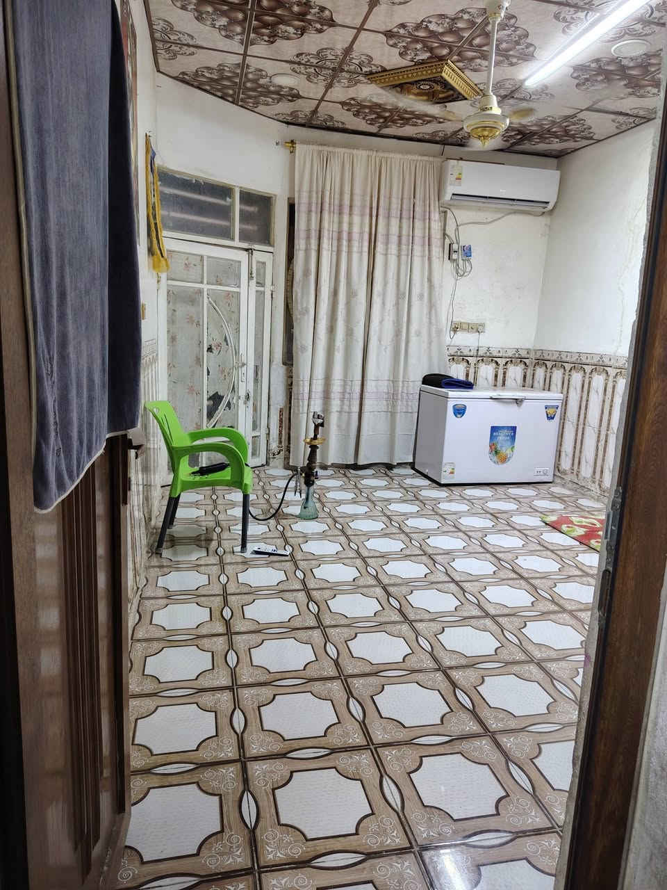 ياالله بيت للبيع الحولي قرب فلكه المظفر المساحه ٩٠ متر غرفه وصاله وستقبال وتخاريج
***********
