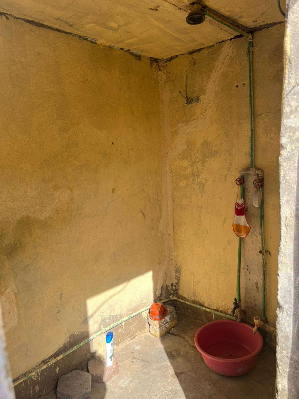 دار للبيع حواسم مساحه 400م مامعوض العنوان مغربه الاربع سايدات السعر 7500وبيه مجال قليل اتصال ***********مكلف بلنشر وهذا رقم صاحب الدار
