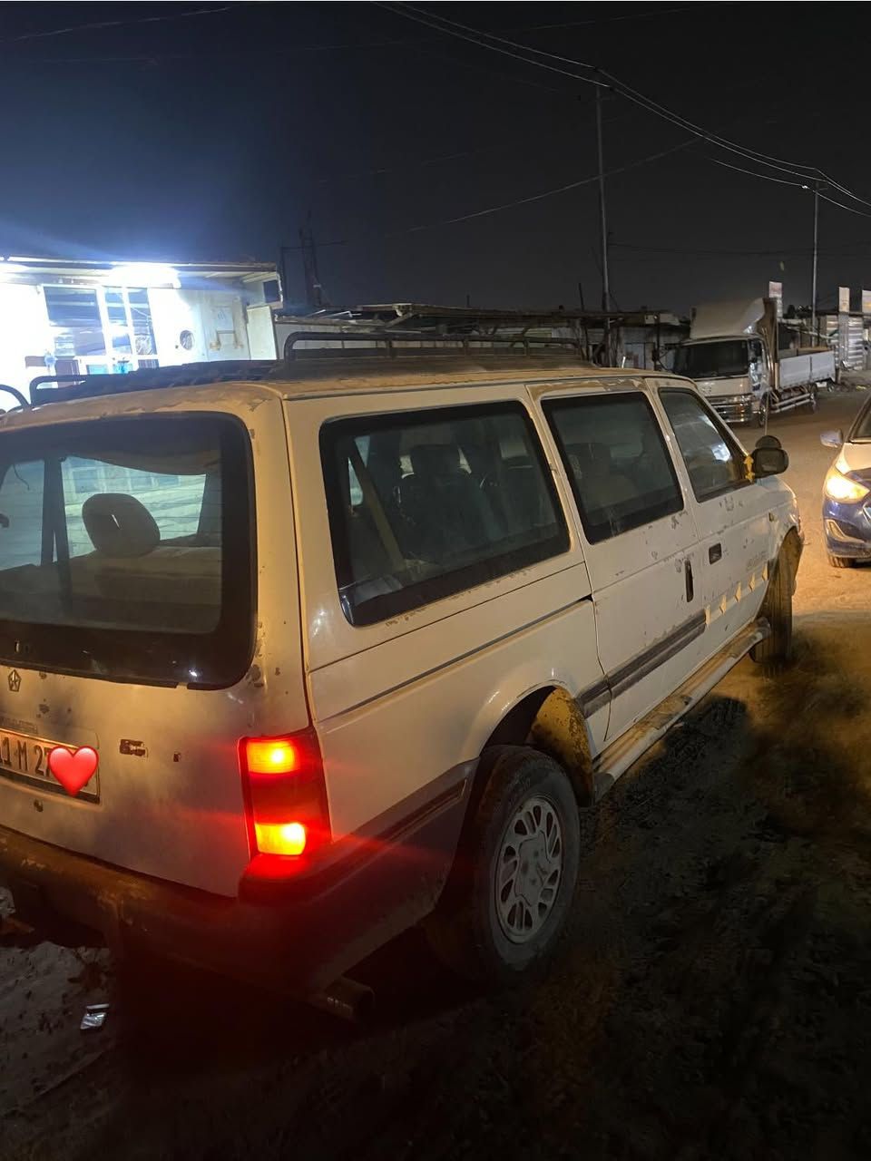 السلام عليكم سياره كلايزر للبيع طويله ٧راكب كامله بيه نقوص بصيطه مكان بابل قرب مجسّر الثوره الرقم الهاتف***********سياره بسمي
