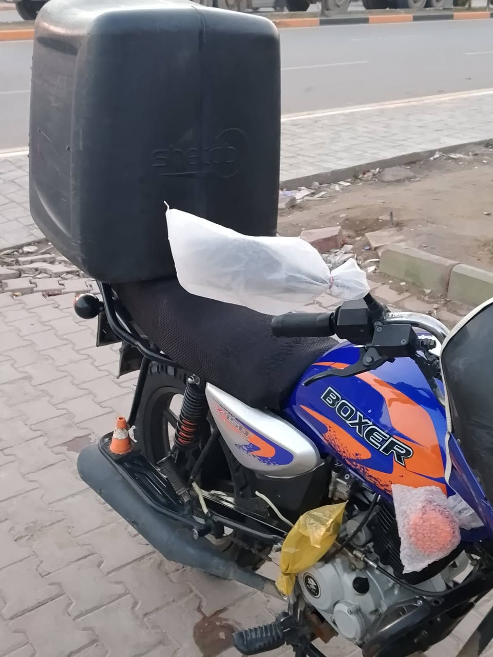 السلام عليكم دراجه بوكسر 22 نازله 23دراجه خير من الله اي نقص مابيها برغي بلمكينه ممفتوح  كامله من كل النواحي الشراي رقمي ***********
