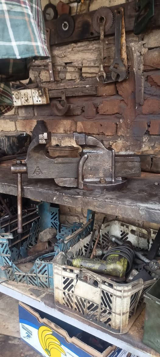 سلام عليكم منكنه حديد نكليزيه قديمه حجم كبير
تفتح 20سانتيم 
عرض فج 13 سانتيم 
*********** بي واتساب
