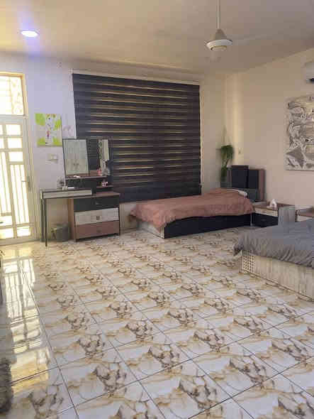 دار للبيع بناء سنه ٢٠٢٢ بناء درجه أولى مساحته ١٢٠ واجه ٦ ونزال ٢٠ بانيه على ايدي مو مقاول ٣ غرف نوم وصاله خدمات عدد ٢ بيتونه كبيره الارضيه مرمر مكانه  الشعب سوك شلال قرب وصفي المضمد سعره ب٣٠٠ بيه مجال موبايل ***********/ ***********
