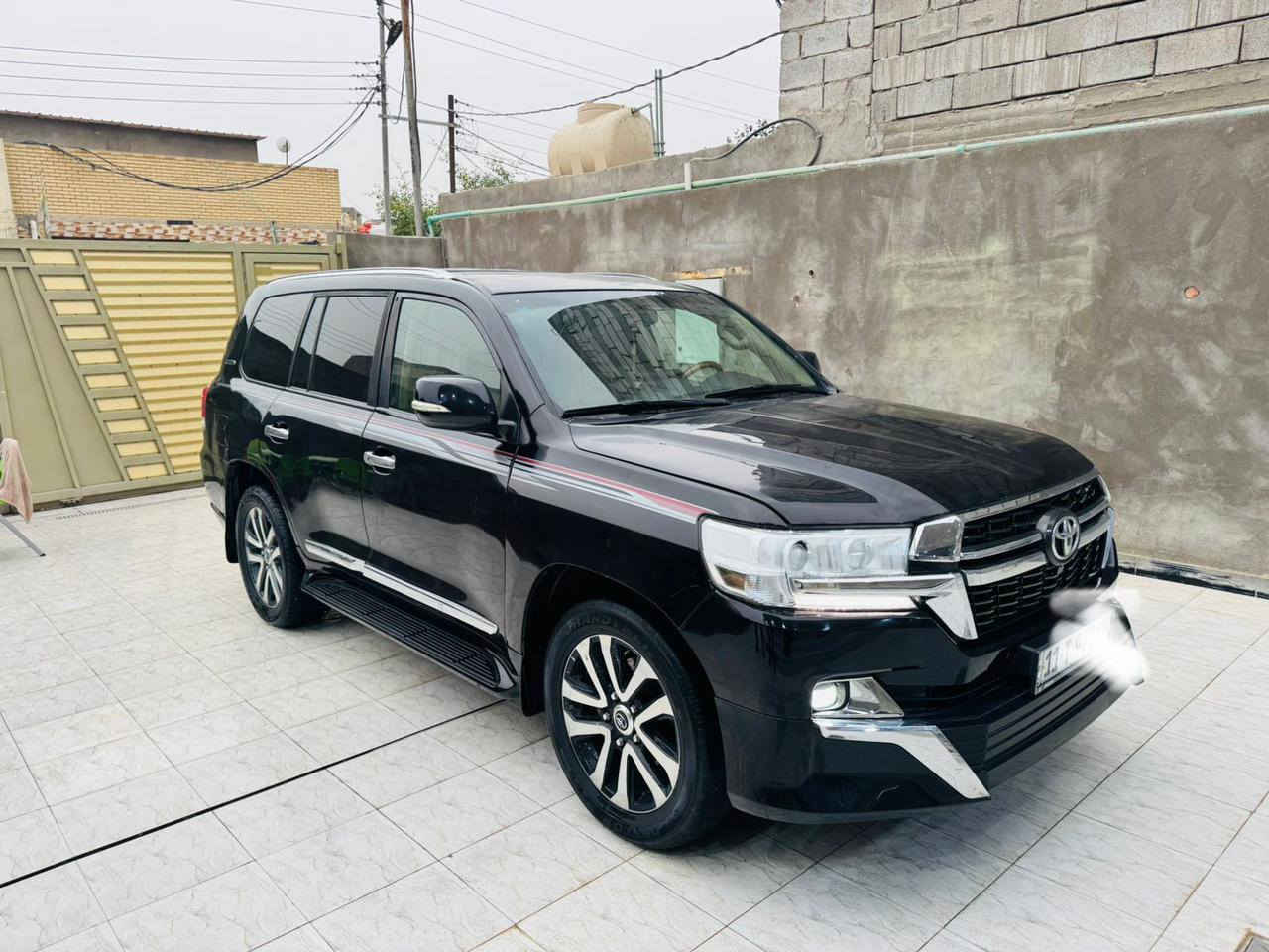 السلام عليكم للبيع سيارة لاندكروز جكسار موديل 2010 و محدثه داخل وخارج بلكامل تحديث اصلي موديل 2021 رقم بغداد دولي جديد تحويل ثاني يوم السيارة كفاله من الكص و النقل و التحويل و الضربه القويه و المكينه و لكير مكفولات جدد حداده توب طخم تاير جديد ويل كب جديد السيارة فول مواصفات السيارة جاهزه و الشراي يتصل سعرها 245 ورقه بيع مستعجل الشراي يتصل *********** مكان سيارة البصرة
