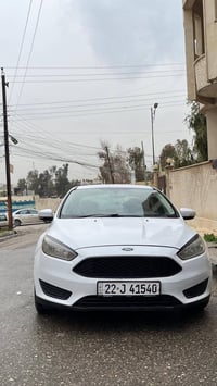 فورد فوكس موديل 2017  ضررها شبر من باب السكن   لون مميز ابيض ثلجي ماشي...