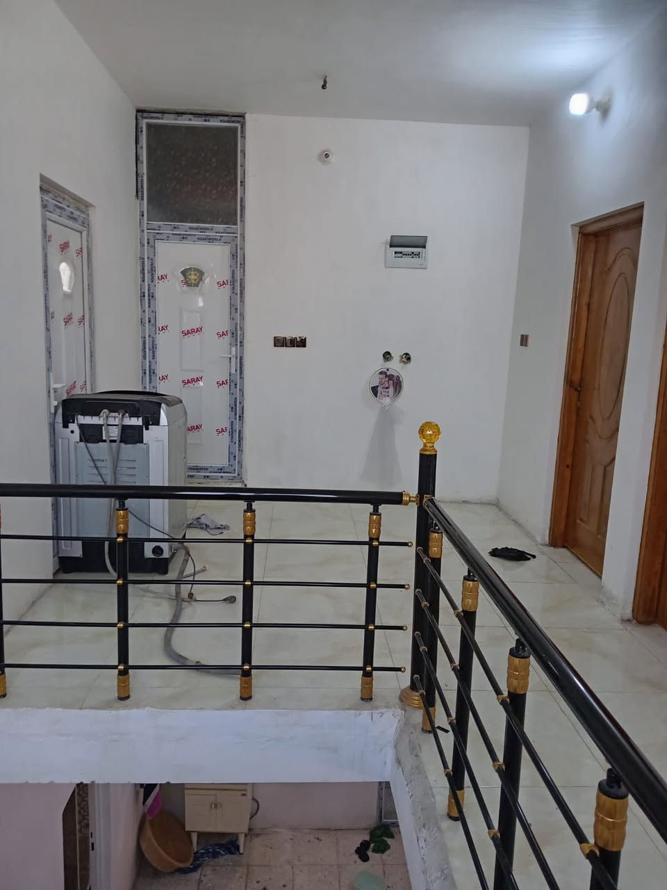 بيت 240 متر 4 غرف مع استقبال 2 حمام طابقين ومطبخ مفروش كامل المساحه الكليه للشارع 2500 متر  بجوار مدرسه المعتمد اول تنزل من الحسينيه للتواصل ***********
