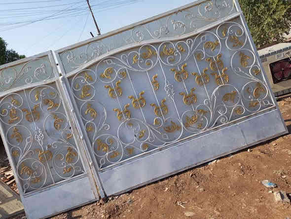 #للبيع  باب اسلايت 3مترات و60 الارتفاع مترين و10 الظهر  بليت مع الجراجيب والعكرب  حديد ثقيل جدا ونظيف جدا   @ مكاني  بغداد الغزاليه  ويوجد توصيل    ***********
***********
