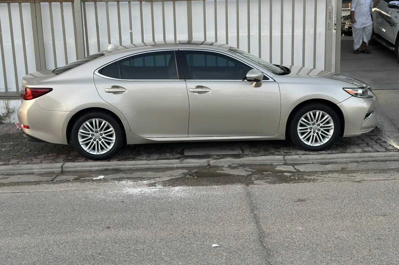 لگزز Es 350
2017
ماشي 118
السعر 230 
حادثها بس بونيدصبغ وحافت الجاملغ بدون دواخل كير محرك شرط ع حالت الوكاله سنويه جديده رقم جديد 
مكان كركوك للاستفسار 
***********
