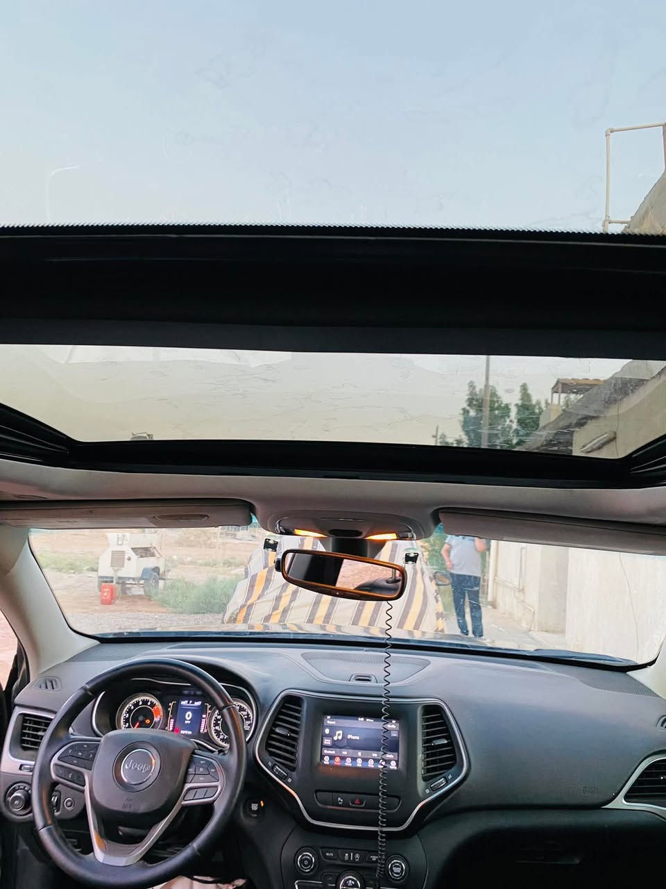 سلام عليكم 
جيب شيروكي (بزون) 2019
لمتدد فول فتحه ١/١
محرك 3200
محرك 6 سلندر  
بصمه 2
فور ويل 4 
صندوق (جنطه)كهرباء (شفط)
وضعيات للتحكم ثلجي+رمال+طبيعي+sport
كشنات جلد 
شاشه حجم 8.4 انچ تدعم  ابل كار بلي 
 
كشنات كهرباء الامامي 
حفض وضعيات 3 لكشن السايق  
لايتات زنون عالي ناصي 
لد نهاري 
ماشيه 130كيلو متر 
ويل كب حجم 18 
حساسات خلفيه 
نقطه عمياء بالمري 
توقف ذاتي عن رجوع 
سايد بريك كهربائي
اشاير بالمري 
بعد بيه هوايه مواصفات ومعروفات بالجيب 
150$ورقه سياره بدون رقم تترقم اي محافظه 
رقم تليفون
***********
