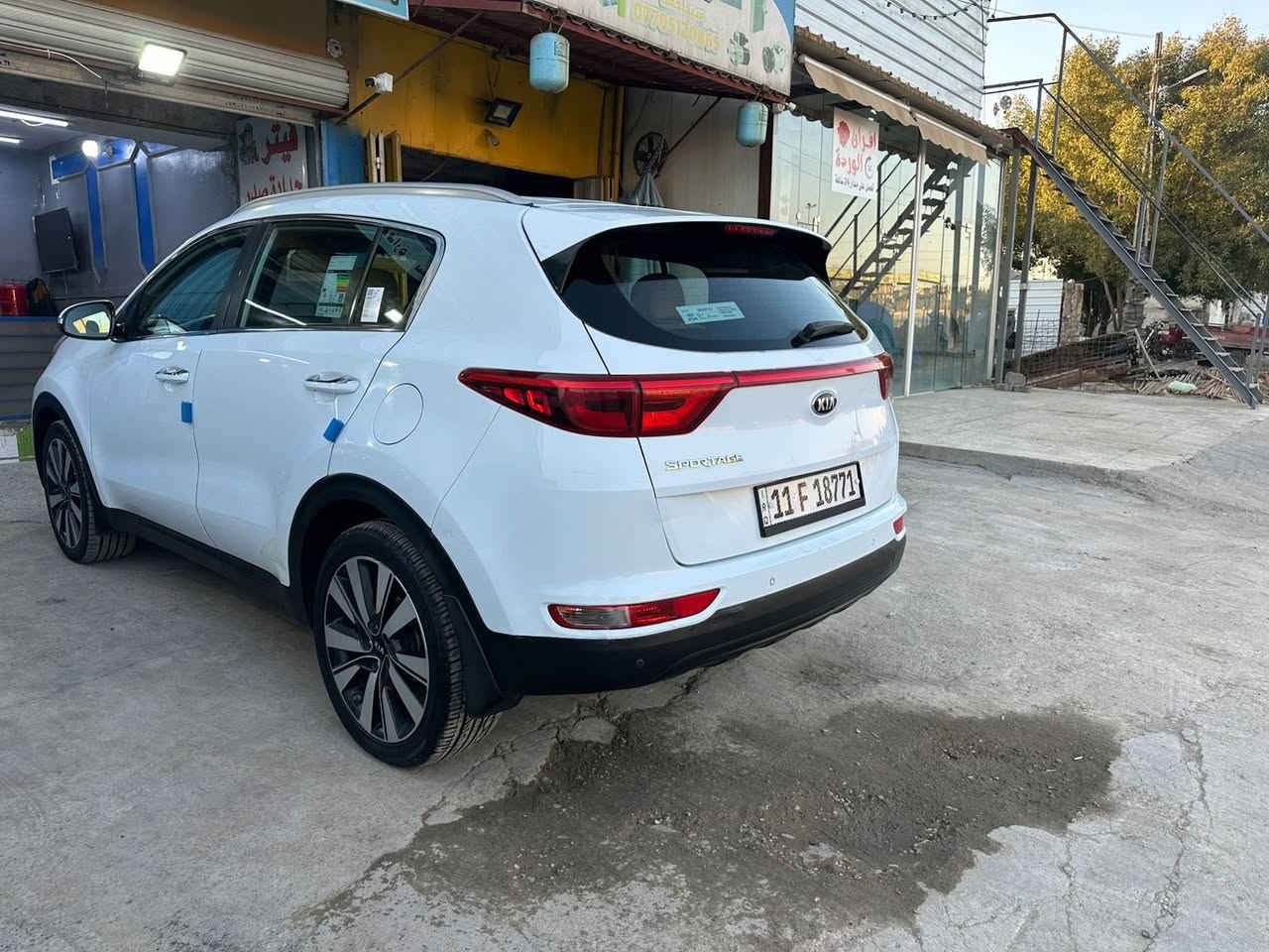 السلام عليكم للبيع كيا سبورتج رقم بغداد 
موديل 2017 ماشية 94
السيارة مكفولة من الصبغ 
مكينة وكير كفالة تبريد وصدر ورقم جديد وهزة جديدة 
العنوان بغداد الكرخ 
السعر 175
رقم الهاتف  
***********
