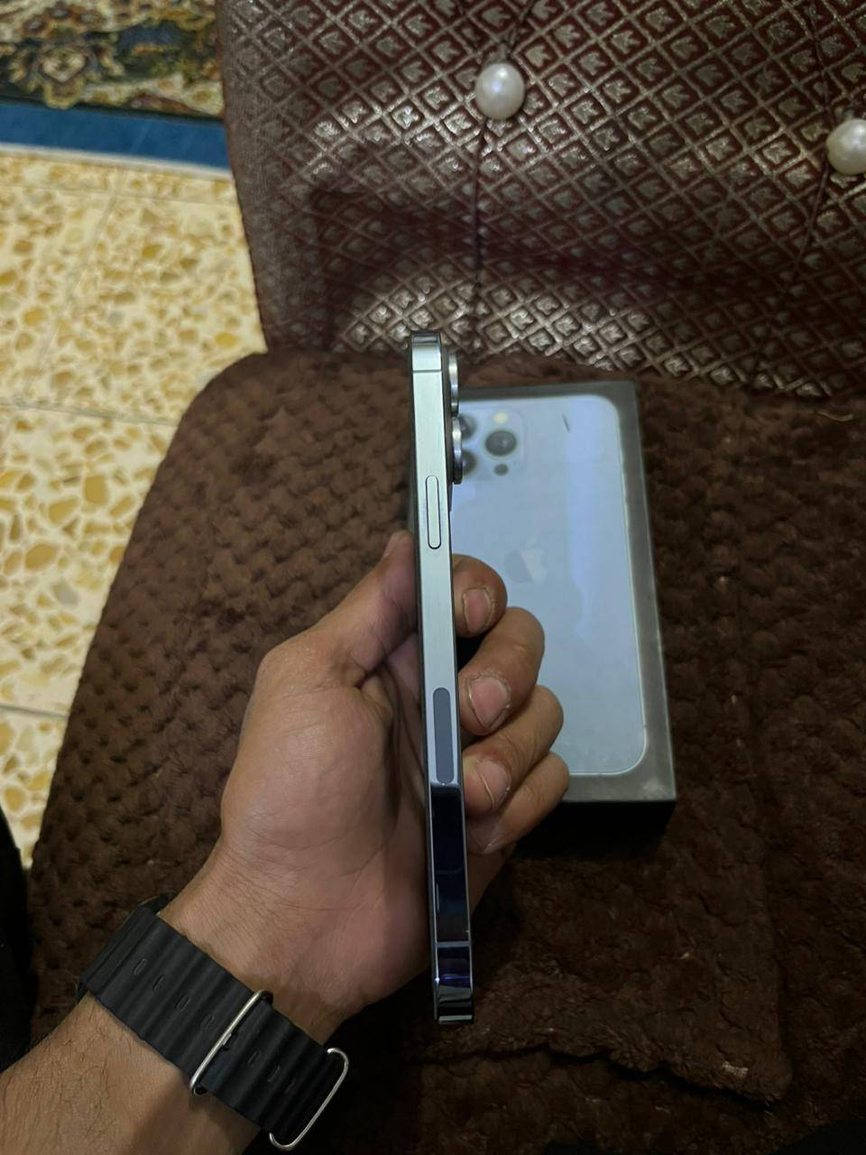 آيفون 13 برو ماكس (Sierra Blue) بحالة الوكالة! 📱
للباحثين عن النظافة، جهاز "مراية" ما بيه ولا شخط واستخدام جداً نظيف.

​السعة: 256 قيقا.

​نسبة البطارية: 81%.

​الضمان الشخصي: الجهاز ما مفتوح ولا داخل صيانة أبد.

​الملحقات: كارتونته ويا.

السعر 725 ☑️ وبي مجال 🪎 
⚠️ ملاحظة: البيع كاش، والاستفسار عبر الهاتف فقط.
📞 للاتصال: *********** 🔖
