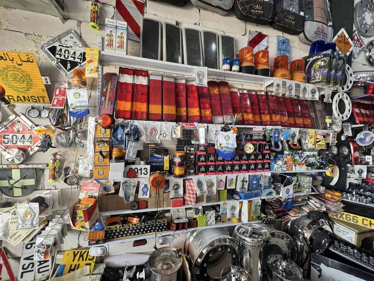 رفوف للبيع  متر العدد 66 رف مع المساطر والنضافه 80/ ***********
