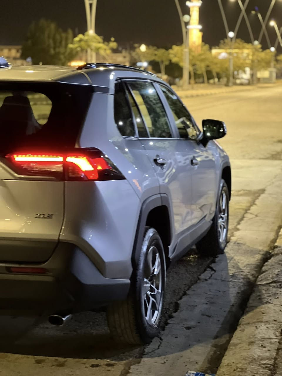 سلام عليكم  رف فور 2024
لون سلفر   مواصفات عاديه   
بدون هايبرد. 2500فقط بانزين.  ضررها راس البنيد وفوك الايت. شويه بالجاملغلت موضح بالسونار.  رقم انبار حره تحولي ثاني يوم.  رقم تلفون  ***********
