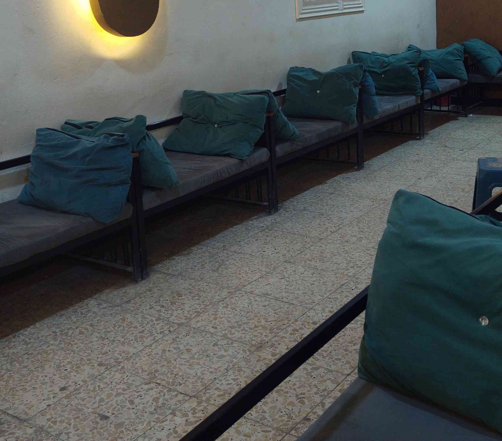 قنفات للبيع عدد 25 قطعه ستعمال 6 أشهر نضيفات كلش القنفه الوحده صايره عليه ب 200 الف بيهن مجال للشراي للستفسار عن سعرهن خاص او اتصل ع رقم ***********
