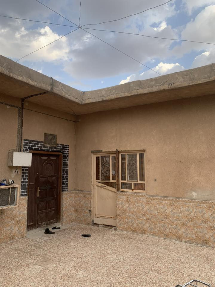 البيت طابو زراعي للبيع في كرمة علي _ الماجدية مقابل جامع الرسول (ص)
يبعد عن الشارع بصرة بغداد العام 100 متر ثاني بيت في الفرع
مساحة 300 متر
يحتوي غرف 2 كبار
ومطبخ كبير سراميك ارضي وجداري وسقف ثانوي صالة كبيرة جدا سراميك ارضي وجداري + سقف
ثانوي وتغليف
واستقبال سراميك وتغليف و سقف ثانوي
وحمام وتواليت سراميك
وطارمة كبيرة
البيت نضيف وجاهز من كلشي ربع ما تصرف علي وكلشي قريب علي محكمة و مستشفى و 4 مدارس قريبة علي و سوك كلهن تتمشى الهن ماي ومجاري وكهرباء كلهة جاهزة
والفرع هدوء وجيران طيبين وردة مال الله وكدام البيت مساحة كبيرة تكفي 3 سيارات والبيت يحتوي على ترك تكفي بناء غرفتين كبار 
السعر 65 مليون وبي مجال
للاستفسار : ***********
غير متواجد على فيسبوك
