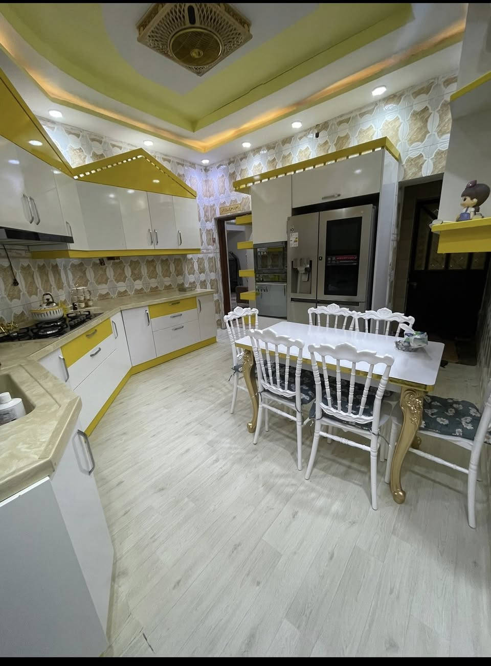 🏠 دار سكن للبيع - مكتب عقارات رافد 🏠
يعلن مكتب عقارات رافد عن توفر دار سكنية بمواصفات متميزة وموقع استراتيجي في منطقة ياسين خريبط (الزوان الأول)، حيث تبعد شارعاً واحداً فقط عن الشارع العام.
📐 تفاصيل المساحة:
• المساحة الكلية: 200 متر مربع.
• الواجهة: 10 متر.
• النزال: 20 متر.
🏗️ تصميم الدار (نظام طابقين):
🔹 الطابق الأول:
• ديوانية (استقبال).
• صالة داخلية.
• غرفتين نوم.
• مطبخ متكامل بنظامين (حار وبارد).
• مجموعة صحيات متكاملة.
🔹 الطابق الثاني:
• 3 غرف نوم واسعة.
• مجموعة صحيات.
🔹 المشتمل الإضافي (ملحق مع البيت):
• يحتوي على (غرفة + صالة + مطبخ + حمام)،.
📞 للاستفسار والتواصل:
للمزيد من المعلومات أو لتحديد موعد لمشاهدة العقار، يرجى الاتصال بنا على الرقم التالي:
👉 ***********
👉*********** 
حياكم الله وكل الهلا بيكم في مكتب عقارات رافد!
