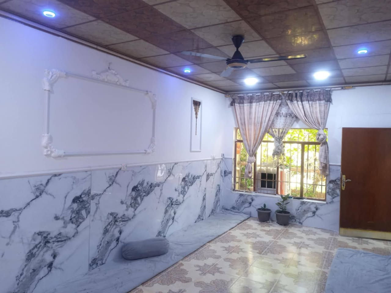 بيت للبيع #طابو_صرف
مساحه 160 m² فول سيراميك والفرع فول خدمات 
طابقين طابق الاول استقبال +مطخ  +غرفتين نوم+صحيات حمام و wc. سقف اشتايگر 
+حديقة وكراج +سستم كامرات مراقبة 
طابق الثاني غرفتين نوم وحده منهن جاهزة والثاني باقي البياض فقط 
الموقع الجمهوريه قريب عل سايدين الدكاكين البلدية خلف بيت حجي سعدون قريب عل جامع مالك...

للتواصل والاستفسار تواصلوا مع الرقم
 ***********

