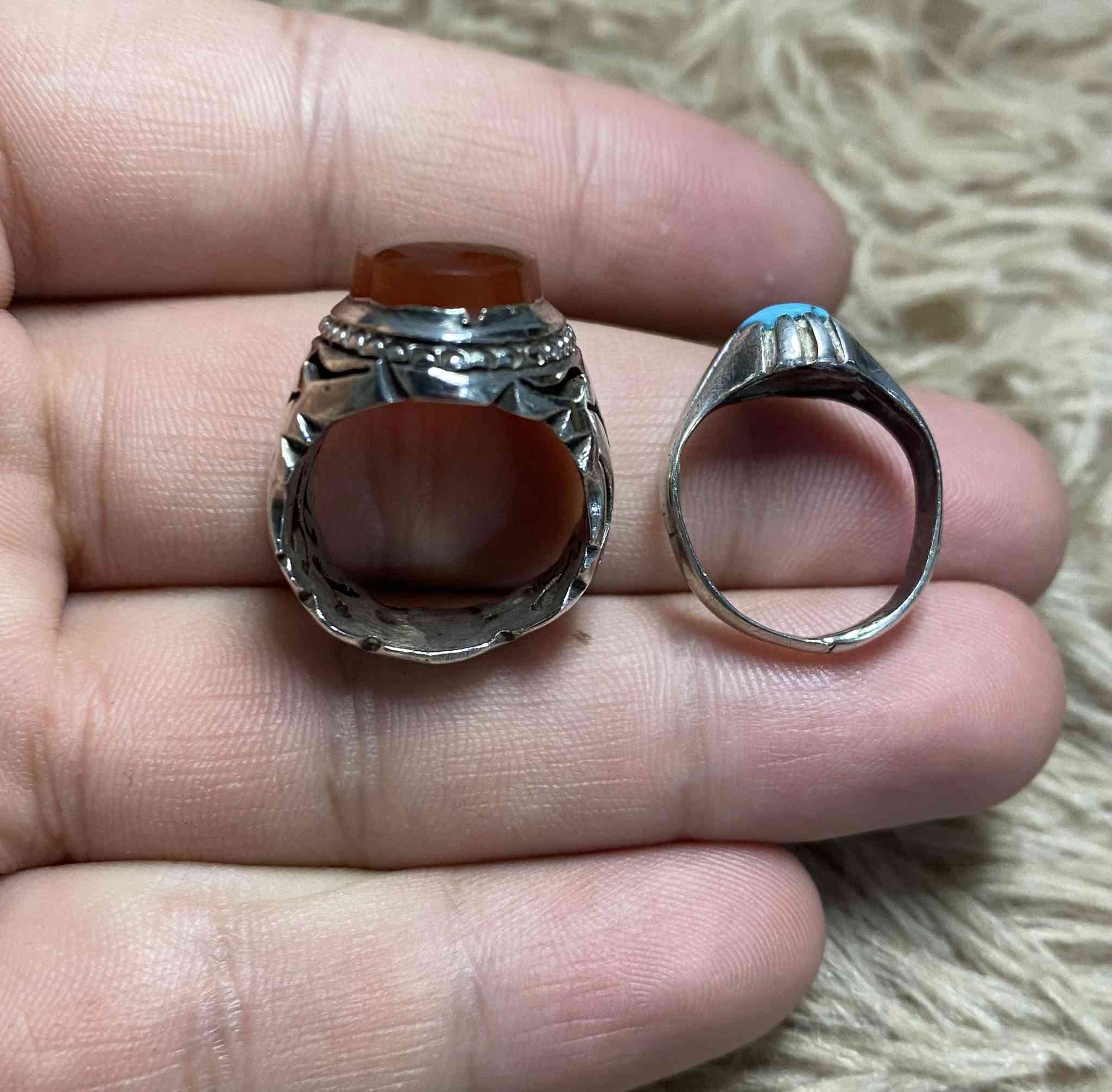 سلام عليكم عقيق يماني وفيروز نيشابوري قديمات 
فضه مختوم ٩٢٥ قياسات صغار (14-15) تقريبا هيج قياس للبيع فقط يوجد توصيل ***********
