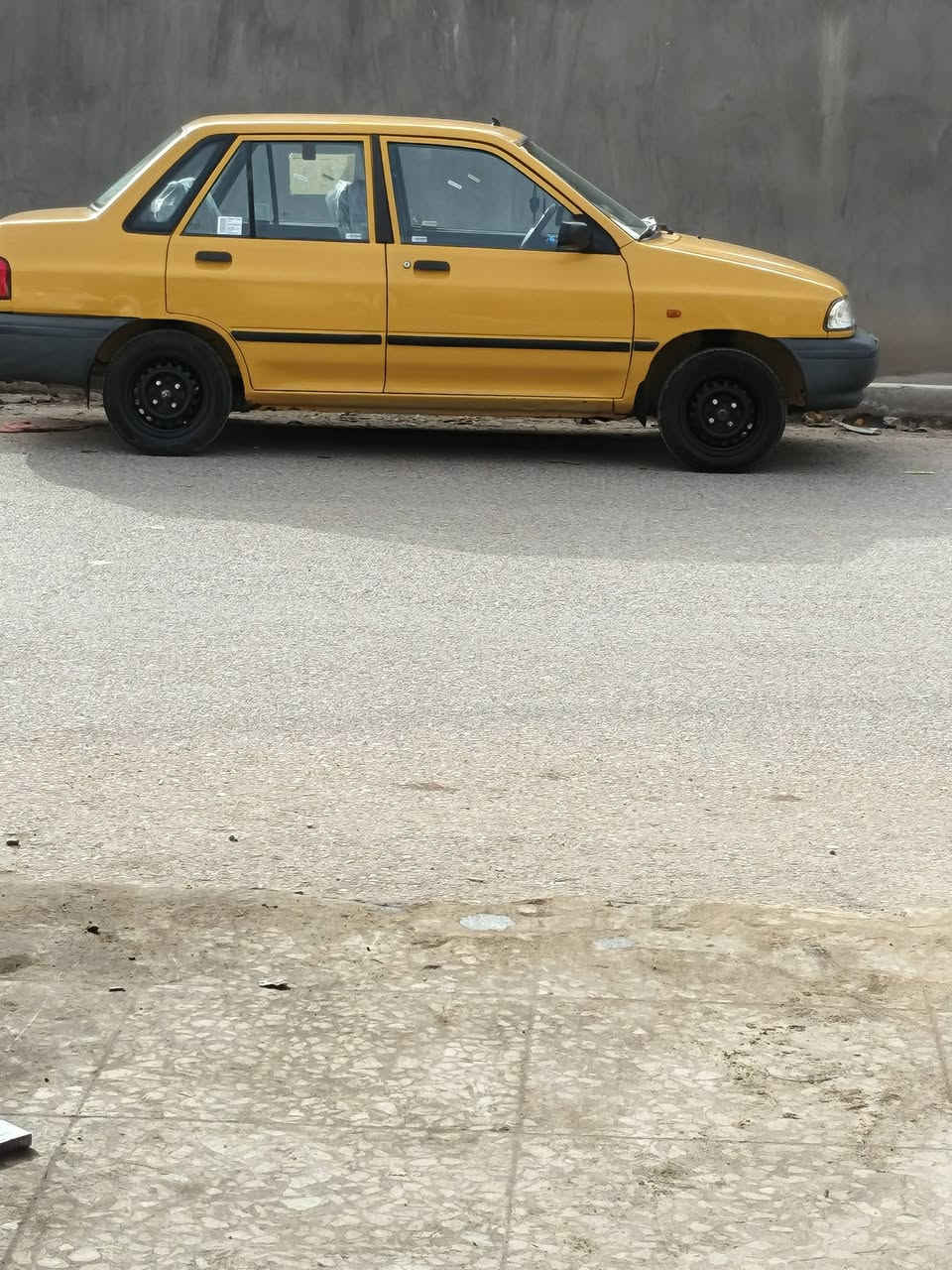 السلام عليكم سايبا موديل ١٣ سياره جديده تخم تاير باتري جديد اصدوره جديده سياره استعمال بيت رقم انكليزي مصفره هيئه او غرامه بيه طغه بصيطه بلخشم امبدل بيه جملاغ امامي غرفته جديده سياره ترايك على لسانك بلمشي ناعمه حيل ماشيه ١١٥الف  سعر ٤٢ ورقه بيه مجال بصيط تلفون ***********
