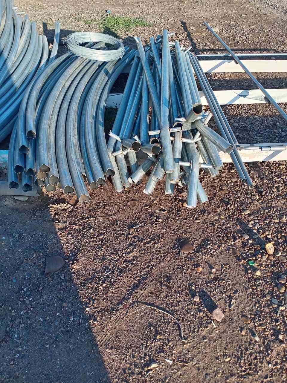 السلام عليكم...
للبيع ........... 
متوفر جميع الابيات الزجاجيه للبيع لبناني 22 قوس العرض 9 الطول 52  الحديده اثنين ملم  ويوجد توصيل مو موجود كادر عمل 
***********
