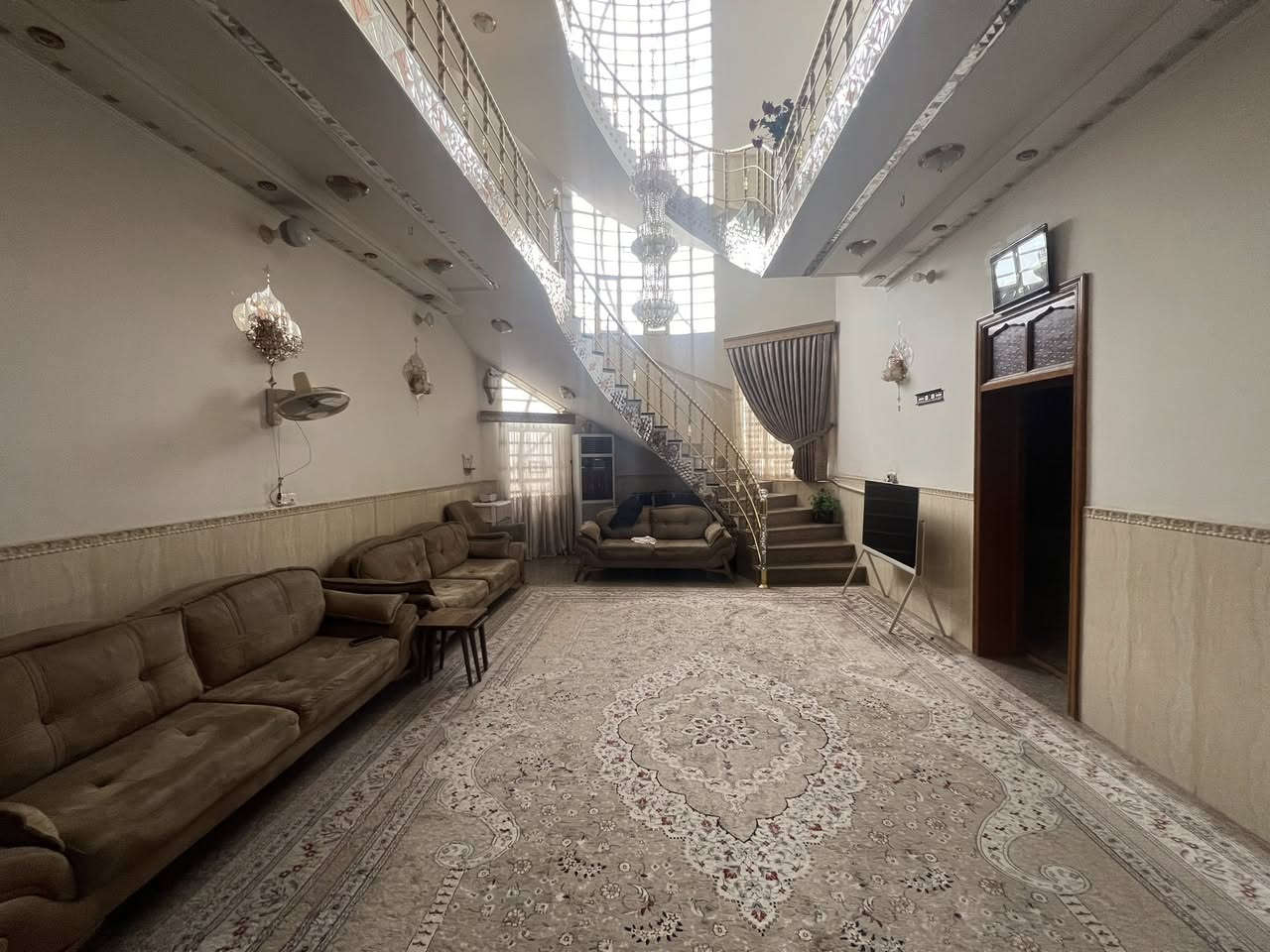 السلام عليكم بيت 🏡 للبيع المساحه 218 متر الموقع شارع الشيخ احمد الوائلي مقابل مطعم كباب حبيب للاستفسار مراسلة الصفحه او الاتصال على الرقم ***********
