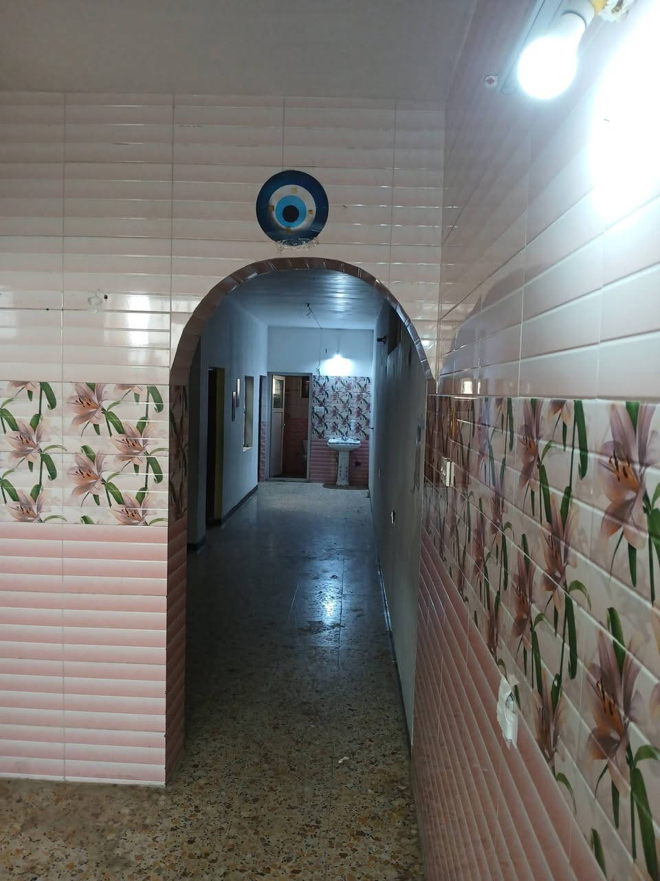 السلام عليكم من رخصة الادمن ، شقه جديده مساحه ١٣٥م في حي العامل بغداد محله ٨١١ زقاق٣٣ . غرفتين وصاله وحمام غربي ومطبخ سيراميك  قرب سريع حي العامل . للتواصل واتساب***********
