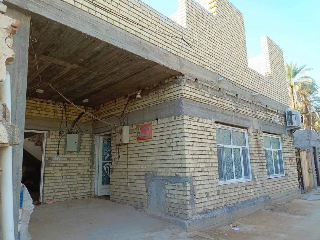 سلام عليكم بيع مستعجل بيت مساحه 150متر طابوق الطابق الاول غرفه وصاله ومطبغ وصحيات  والستقبال والطابق الثاني يحتوي على 4غرف نوم هيكل بدون صب السعر 90مليون مع المجال سند 25مع سبالت عدد، 2وكاونتر مطبخ وثلاجه ومجمده يبعد عن مركز المدينه 9كيلوو كافه الخدمات يبعد عن التبليط الفرعي 30متر ***********
