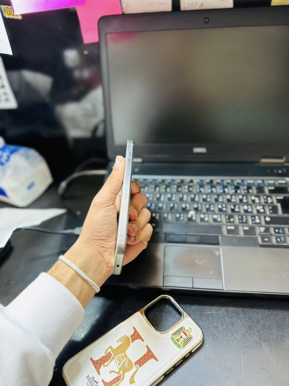 السلام عليكم عيوني جهاز لل البيع 15 برو ماكس لون تيتانيوم رصاصي جهاز نضيف فول 100/95 بي شخط ومأشر علي فقط  كامل مع الملحقات كارتون + شاحنه ماته اصليه دبل سيم كرت البطاريه كدامكم  السعر 1125 وبي مجال واتساب ***********
