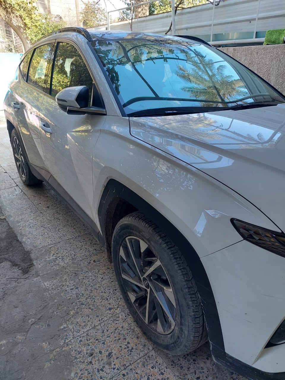 السلام عليكم
توسان 23 خليجي
 ع وضع الشركه  السعر 21.000 $

ماشيه 57 الف 
مواصفات 
بانوراما 
داخل ابيض 
بصمه 
شاشة كبيره
حساس امامي خلفي 
لد مانع انزلاق 
٣ انظمة قياده 
ترحيب 
تشغيل عن بعد 
مكينة ٢٠٠٠ دوش 
شاشة ديجتل 
قطعتين تبريد 
مقاعد كهرباء
بردات خلفيه
بصمه ابواب٢
بصمات عدد ٢
سبير عده ع وضع الشركه 
بشرط حته حداديه ع وضع الشركه
العنوان بغداد حي الامانه

ملاحضه
السياره وهيه واكفه اندعمت  
وصار تصليح ع البارد الجاملغ جهة السايق 

الاستفسار***********
