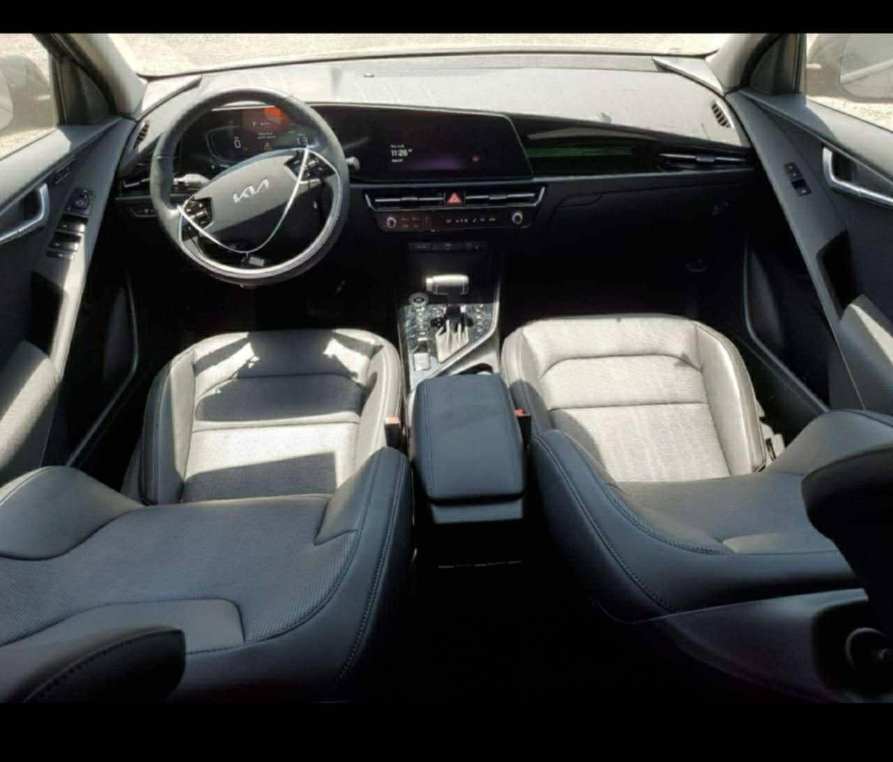 السلام عليكم كيا نيرو للبيع او مراوس موديل ٢٤ماشية ١٦ سيارة فول مواصفات للاخير حادث بالصور بدون ايرباك ***********رايدها ب١٧٠وبيها مجال
