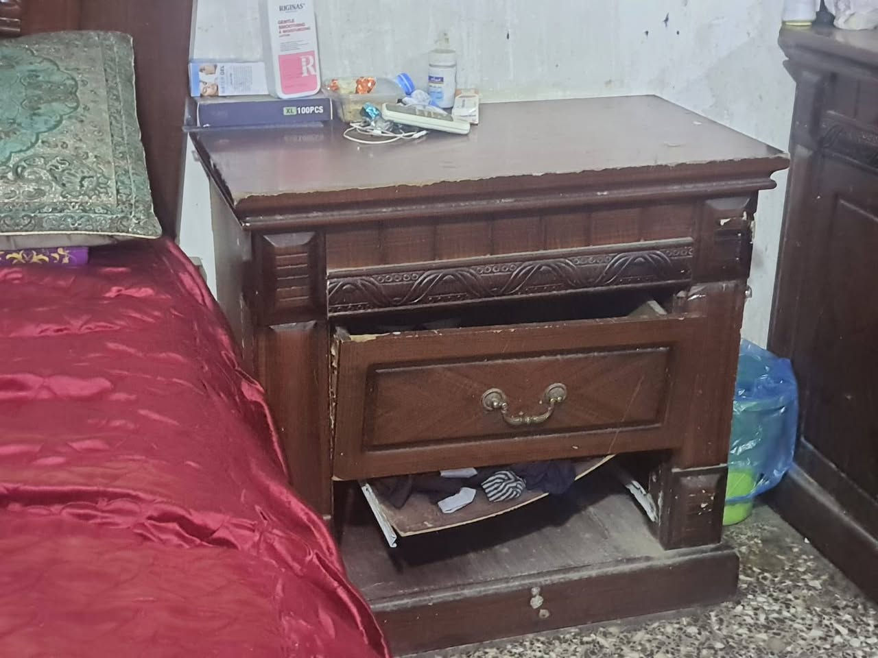 سلام عليكم غرفه نوم ماليزي الغرفه تعبانه شويه بس الكنتور زين وال جربايه +الدوشك مو وي الغرفه وحدة طبي سعرة 50  السعر 125 وبيه مجال ***********
